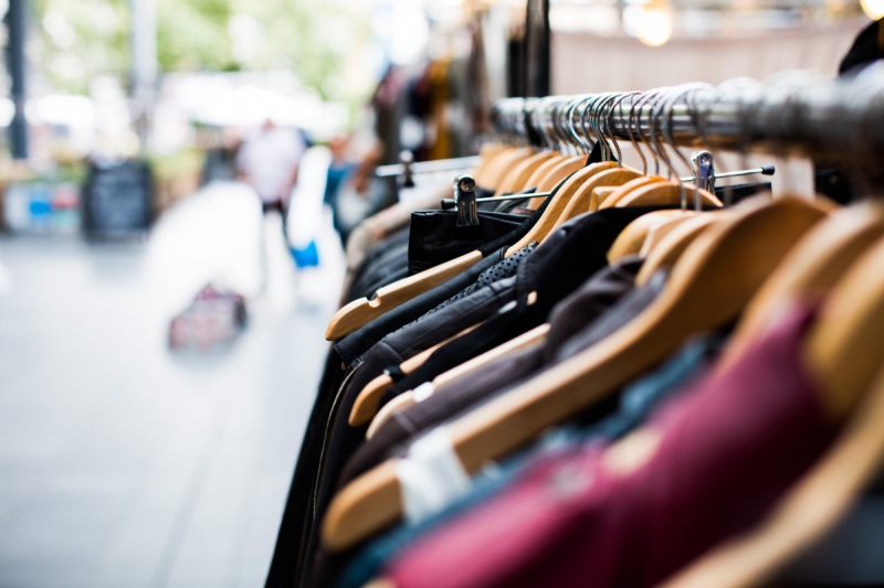 magasin-ANTIBES-min_blur_close_up_focus_hanger_jacket_market_people_rack-1176303