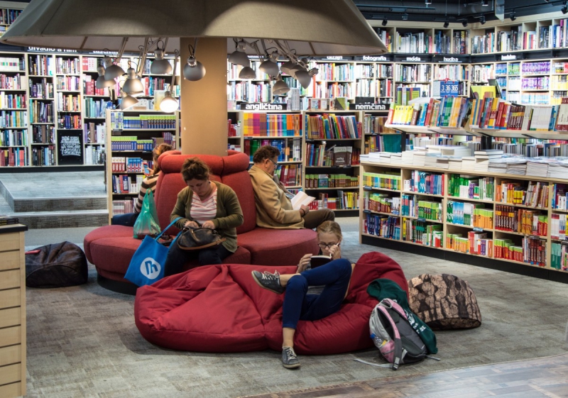 magasin-ANTIBES-min_books_bookstore_book_reader_readers_reading_shop_sale_books-849006